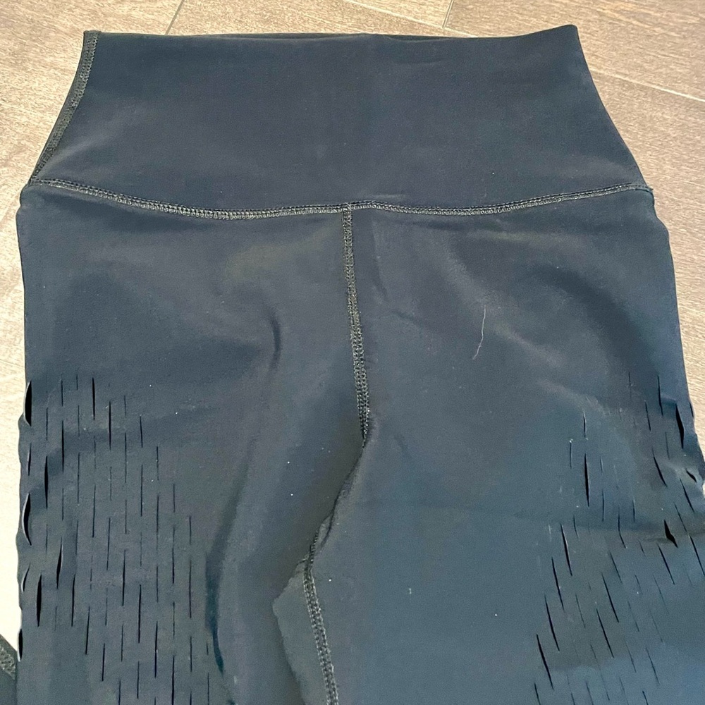 Carbon38 Textured Black Leggings - Picture 5 of 6